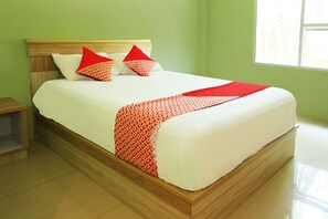 Deluxe Double Room | Desk, laptop workspace, free WiFi, bed sheets - OYO 93145 Pondok Alam Syariah (Depok)