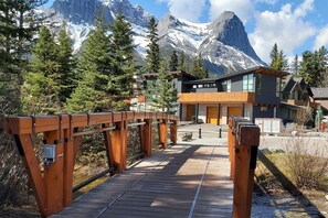 Property grounds - Mountain Getaway - Steps away from Main Street! (Canmore)