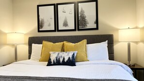 1 bedroom, travel cot, free WiFi, bed sheets - Mountain Getaway - Steps away from Main Street! (Canmore)