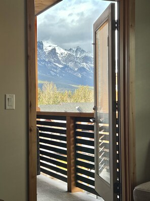 Interior - Mountain Getaway - Steps away from Main Street! (Canmore)