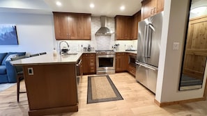 Geladeira, micro-ondas, fogão, cooktop