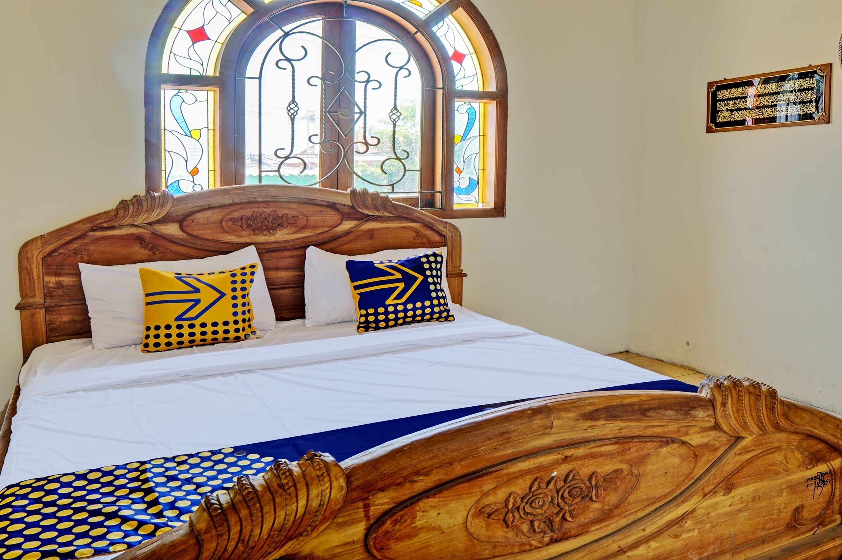 مساحة عمل للكمبيوتر المحمول وواي فاي مجانًا وملاءات أسرّة