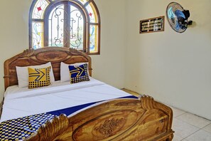 Quarto casal | Espaço de trabalho para notebook, Wi-Fi de cortesia, roupa de cama
