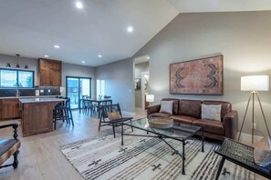 Smart-tv, een open haard en boeken