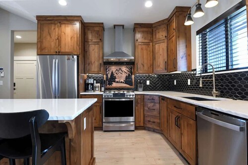 Award Winning New Home, Hot Tub and Outdoor Living