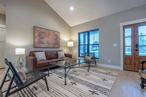 Smart-tv, een open haard en boeken