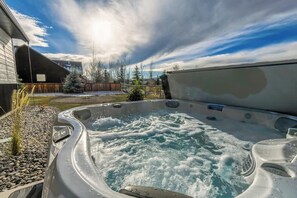 Outdoor spa tub - Teton Homestead: Award-Winning Home + Hot Tub (Driggs)