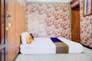 Double Room | Desk, laptop workspace, free WiFi, bed sheets - Hotel O Karman's Sari 1 Homestay Syariah (Gresik)