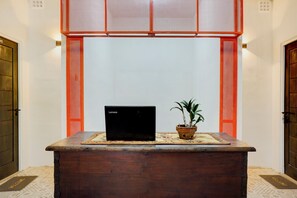 Reception - Hotel O Karman's Sari 1 Homestay Syariah (Gresik)