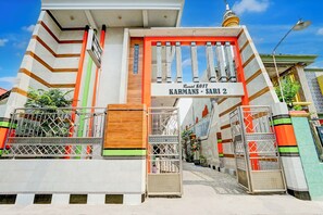 Exterior - Hotel O Karman's Sari 1 Homestay Syariah (Gresik)