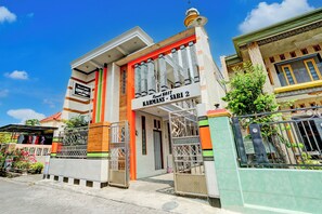 Exterior - Hotel O Karman's Sari 1 Homestay Syariah (Gresik)