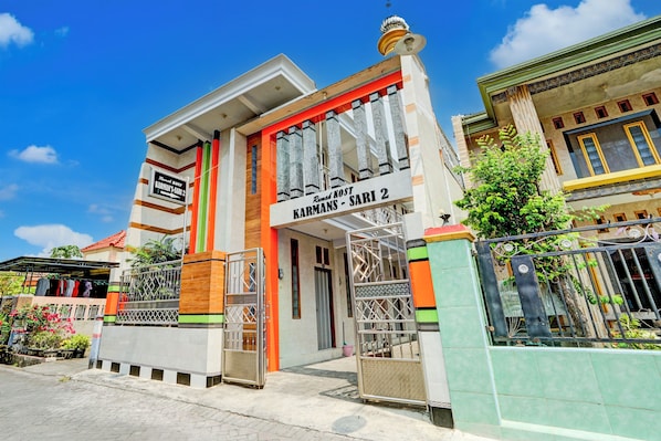 Exterior - Hotel O Karman's Sari 1 Homestay Syariah (Gresik)