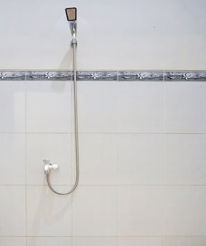 Doppelzimmer | Badezimmer | Dusche, Handtücher, Toilettenpapier
