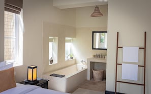 Kamar Double Superior | Kamar mandi | Bathtub dan shower terpisah, pengering rambut, handuk, dan sabun