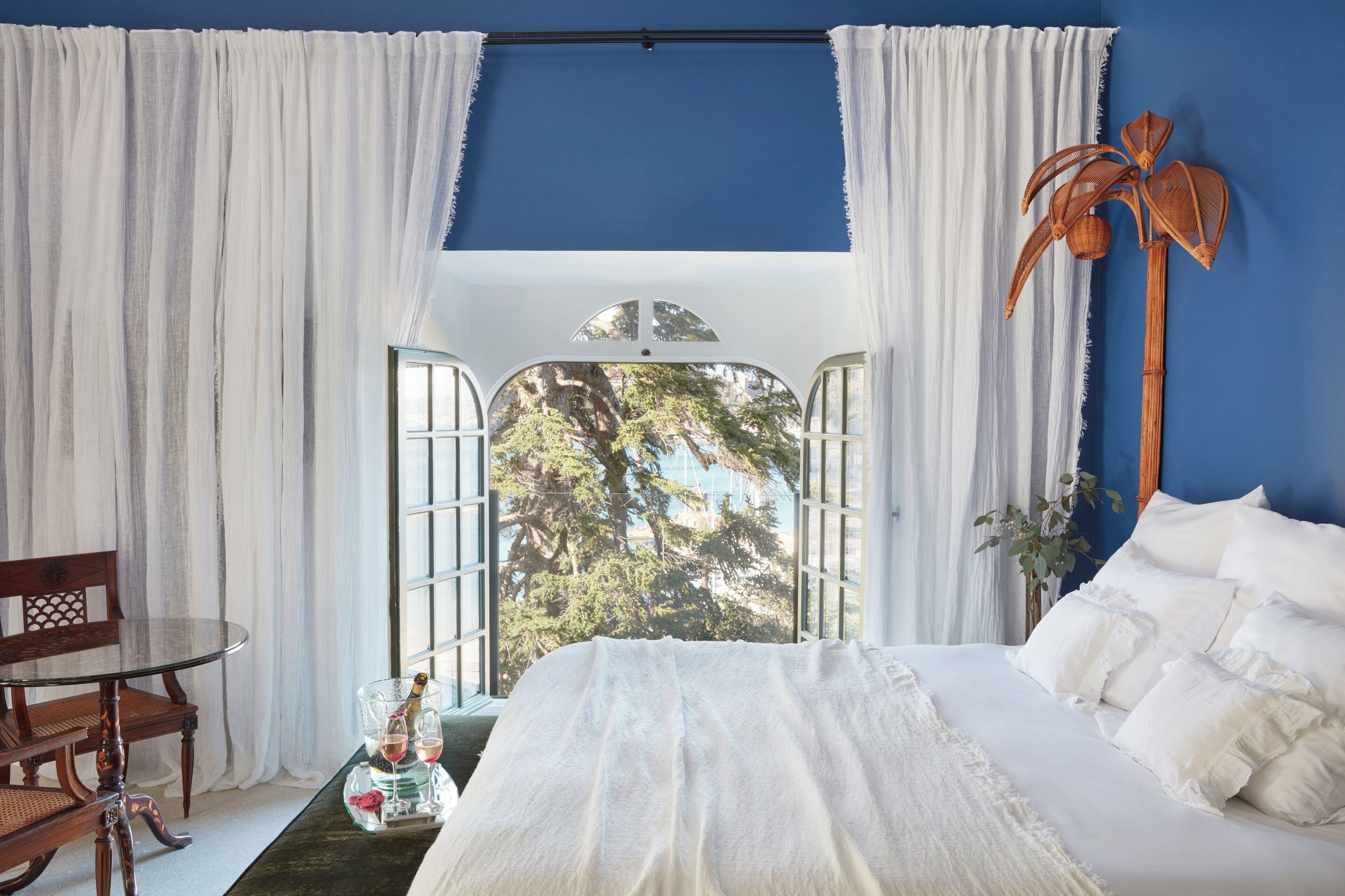 Minibar, caja de seguridad en la habitación y decoración personalizada 