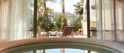 Couples treatment rooms, sauna, hot tub, steam room, body treatments