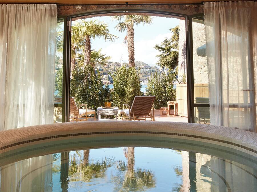 Couples treatment room(s), sauna, hot tub, steam room, body treatments