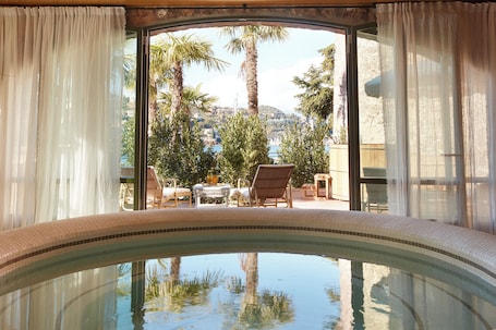 Couples treatment rooms, sauna, hot tub, steam room, body treatments. Château de Théoule