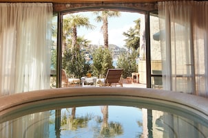 Couples treatment rooms, sauna, hot tub, steam room, body treatments