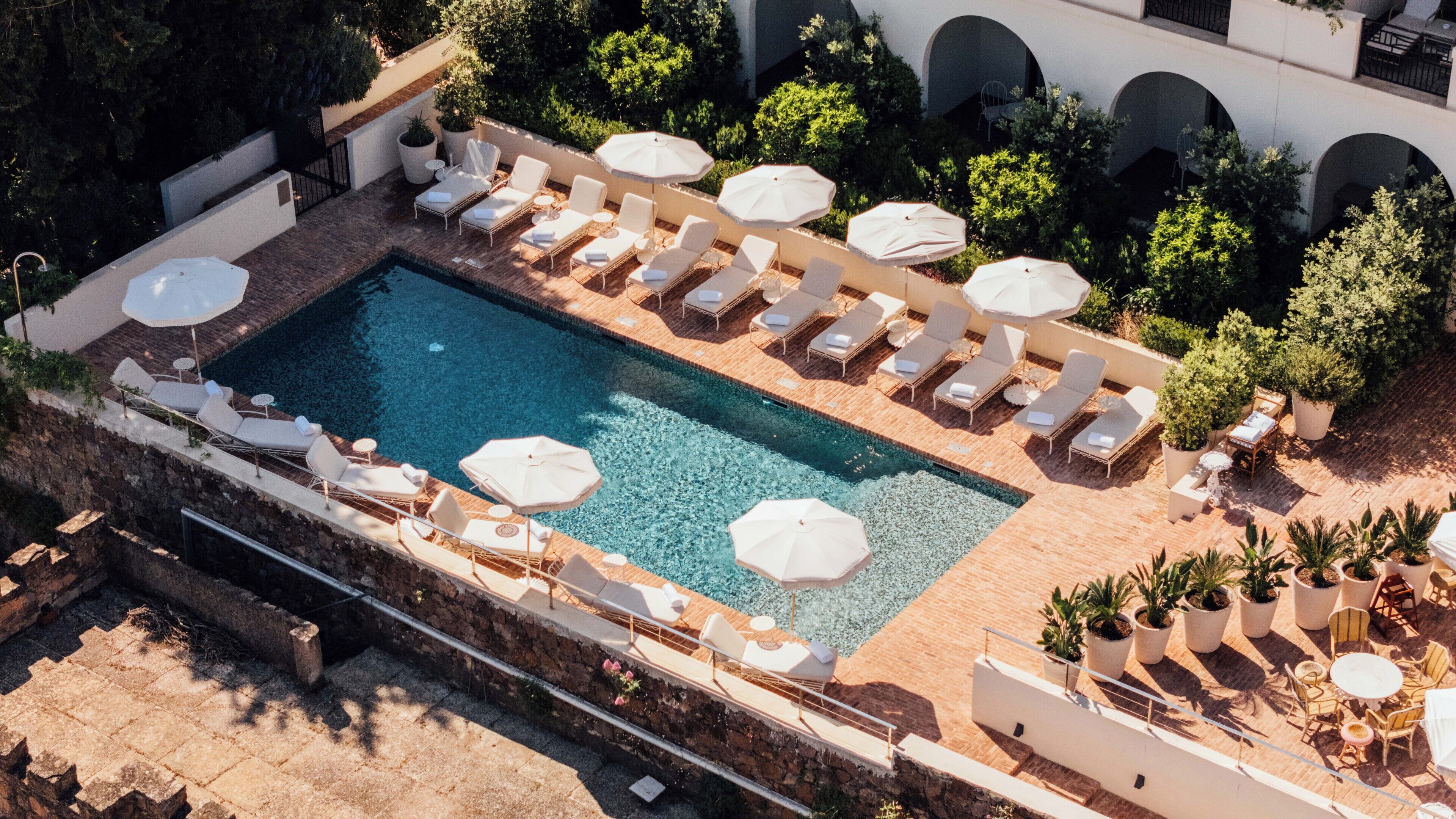 Piscine extérieure, chaises longues