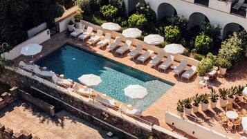 Piscine extérieure, chaises longues