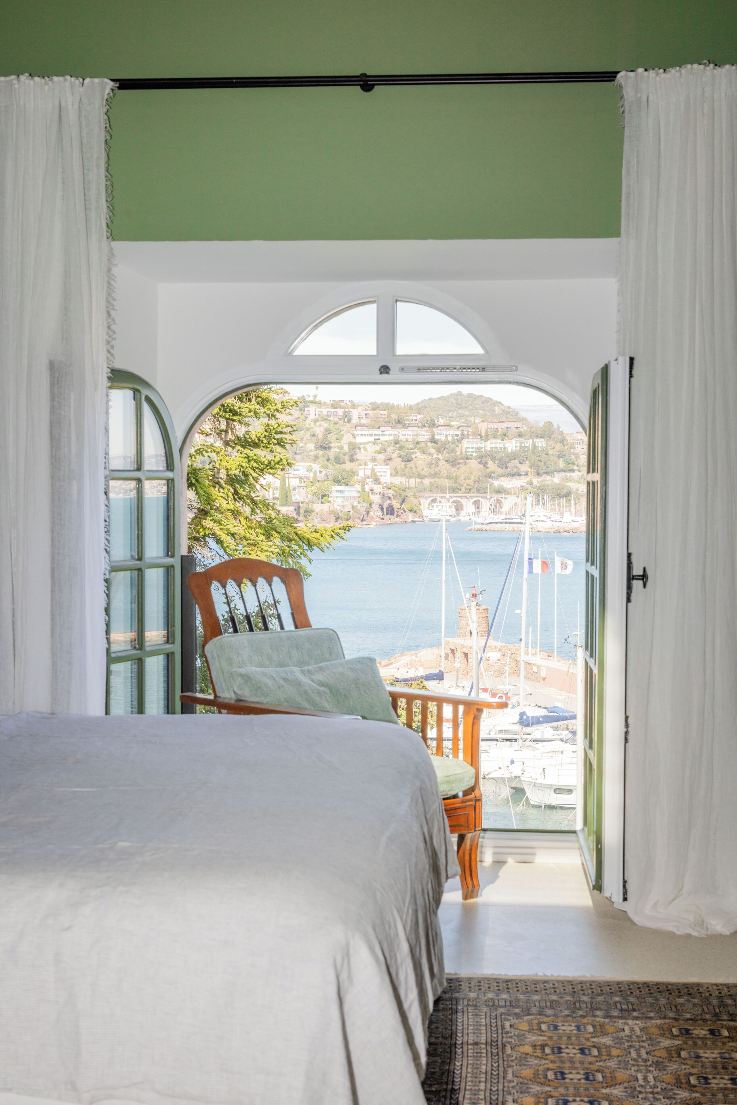 Room (Prestige) | Minibar, in-room safe, individually decorated, individually furnished