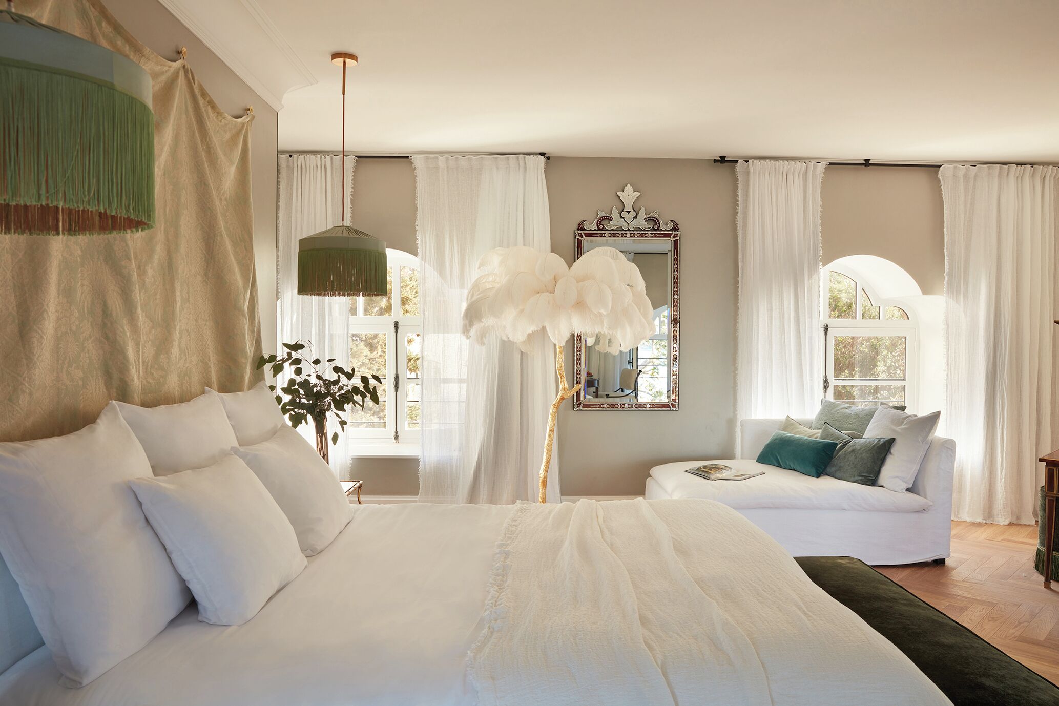 Minibar, caja de seguridad en la habitación y decoración personalizada 