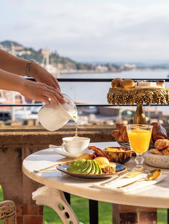 Daily continental breakfast for a fee. Château de Théoule