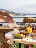 Daily continental breakfast (EUR 40 per person)