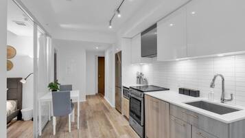 冰箱、微波炉、烤箱、炉灶