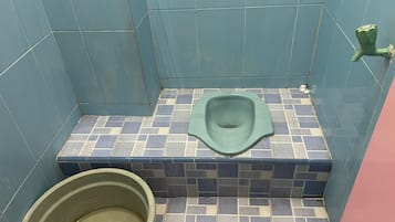Phòng đôi | Phòng tắm | Buồng tắm vòi sen, khăn tắm, giấy vệ sinh