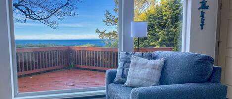 Smart-TV, Kamin, Bücher