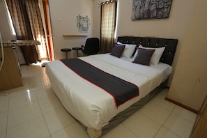 Deluxe Double Room | Desk, free WiFi, bed sheets - Collection O 93142 Lion Rooms (Tangerang)