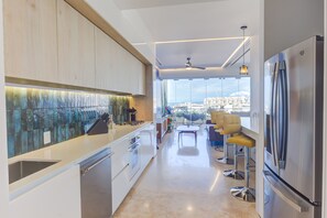 Refrigerador, microondas, horno y parrilla de estufa