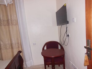 Habitació individual bàsica | Sala d'estar | Televisor intel·ligent, Netflix, Hulu i pel·lícules d'estrena