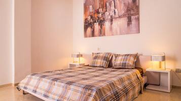 3 makuuhuonetta, silitysrauta/-lauta, Wi-Fi, vuodevaatteet