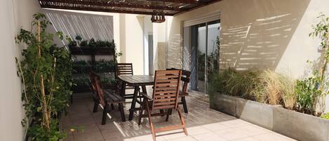 تناول الطعام بالخارج