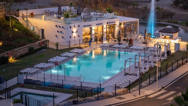 Un hôtel doté d’une réception, d’une supérette et d’un espace piscine.
