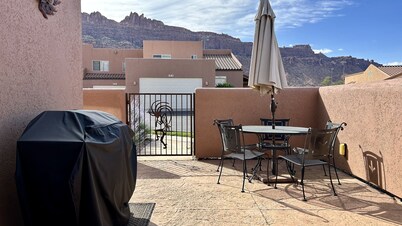 Moab Rim Views I Garage I Pool & Hot Tub I Pet-Friendly I Trailer Parking
