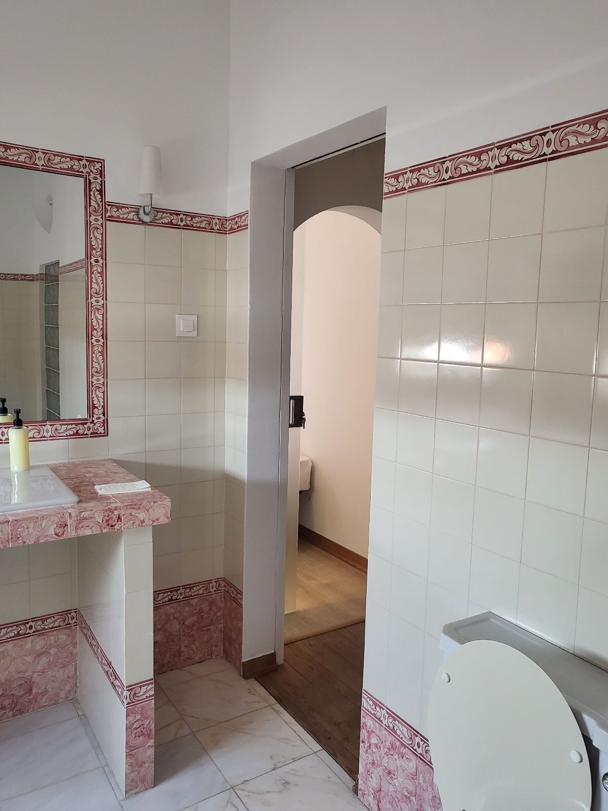 Family Suite | Bathroom | Free toiletries, hair dryer