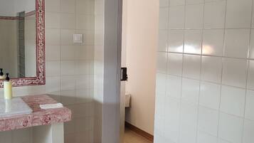 Family Suite | Bathroom | Free toiletries, hair dryer