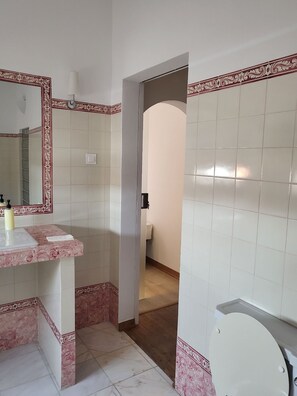 Suite familiar | Baño | Amenidades de baño gratuitas y secadora de cabello 