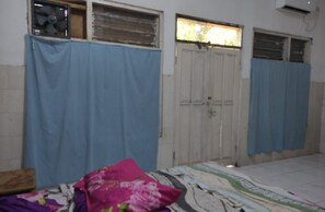 Dobbeltrom – standard | Skrivebord for bærbar PC, wi-fi (inkludert) og sengetøy