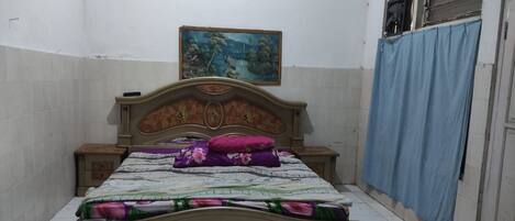 Kamar Double Standar | Ruang kerja ramah laptop, Wi-Fi gratis, dan seprai linen