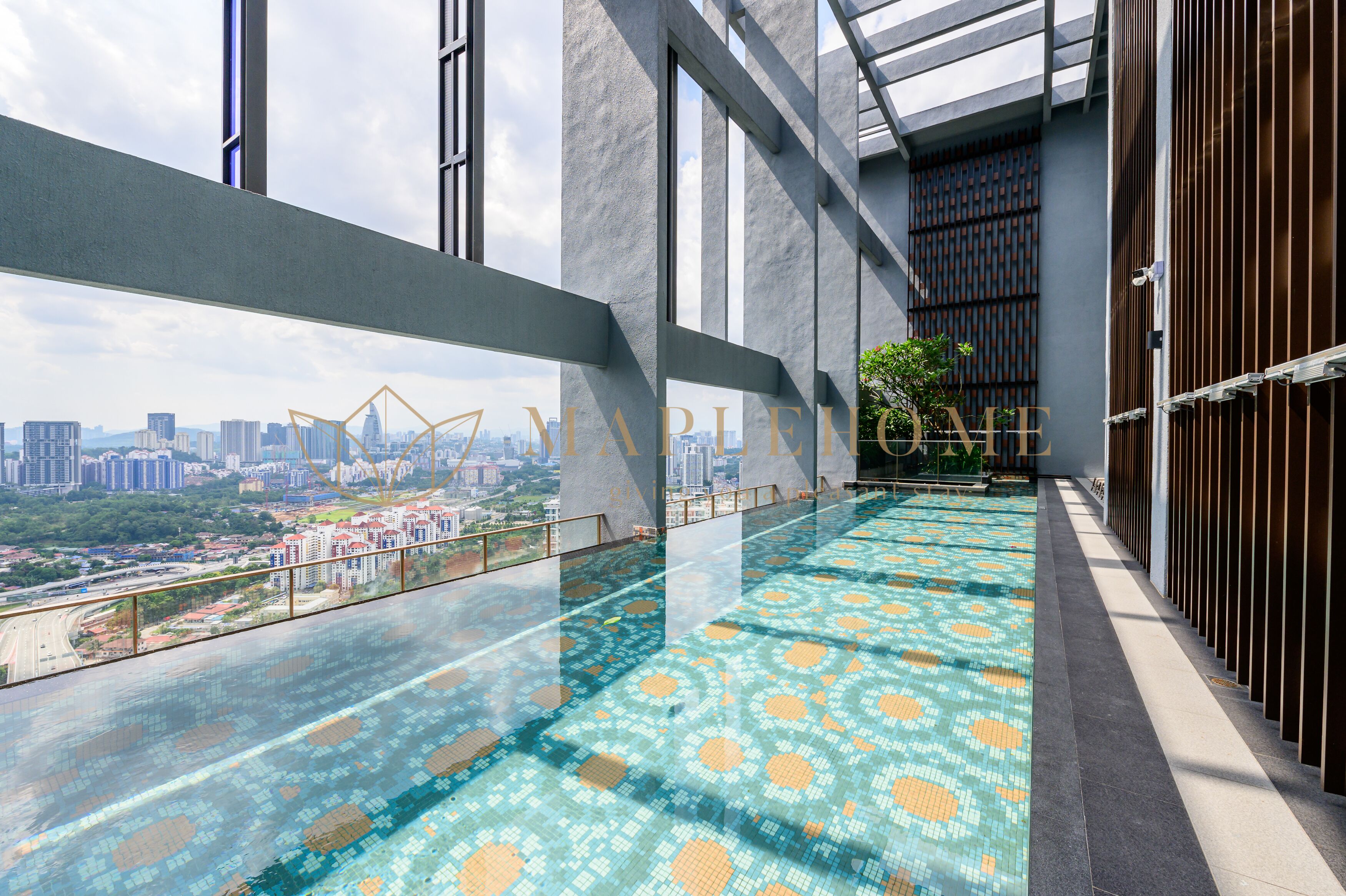Piscina infinita en la azotea con vistas a la ciudad, amplias ventanas y un diseño arquitectónico moderno.