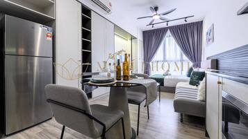 Deluxe Suite, 1 Queen Bed (With Parking) | Dining room