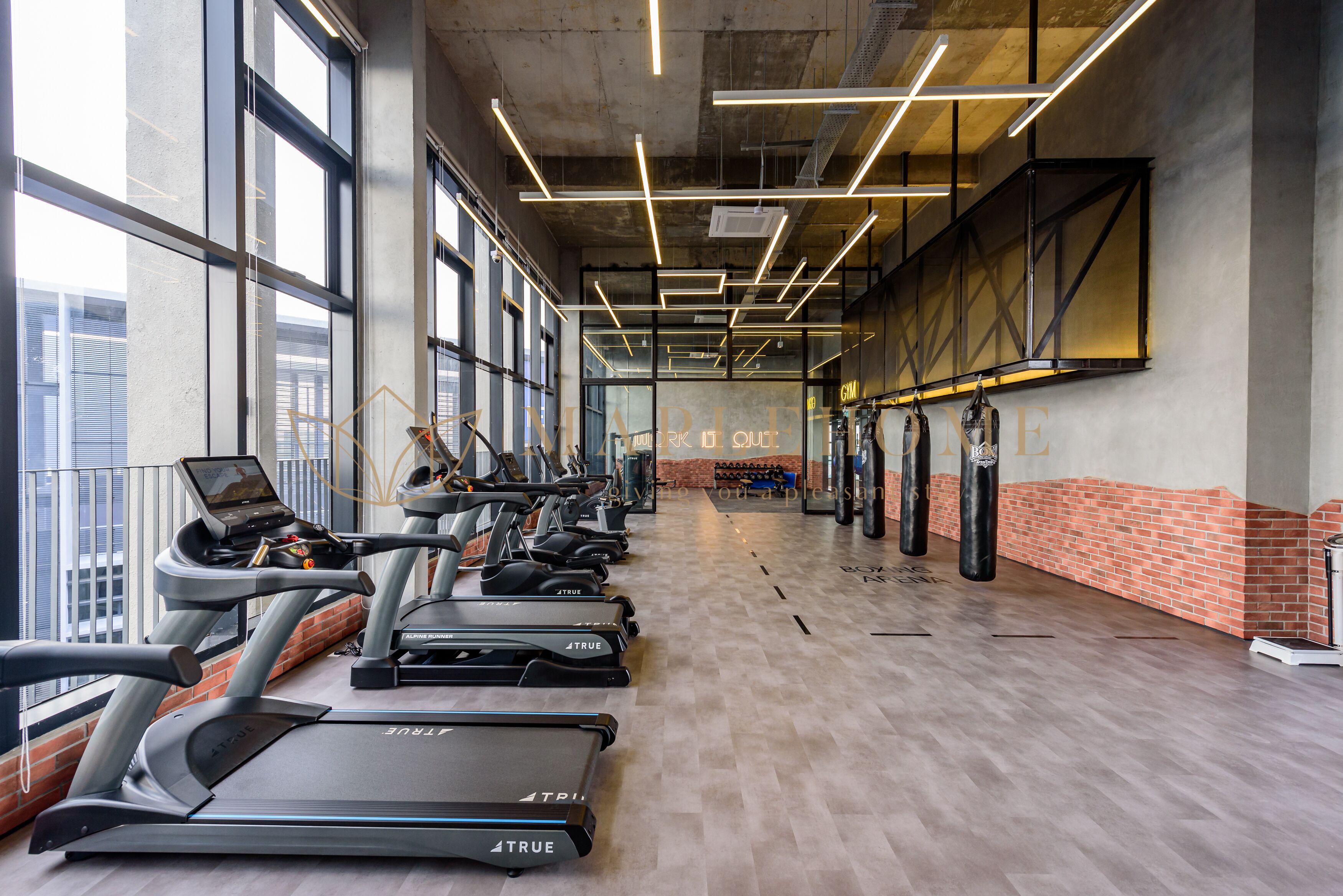 Ein Fitnessstudio mit Laufbändern, Ergometer und Schlagringen.