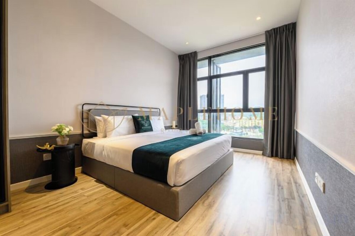 Un dormitorio con una cama grande, una mesita de noche, una ventana con cortinas y vistas al exterior.