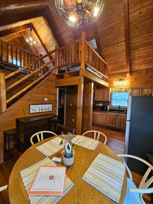 Dining - 10 miles-Lake Logan, Pet friendly, hottub, firepit (Logan)