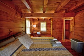 3 bedrooms, desk, iron/ironing board, travel cot - 10 miles-Lake Logan, Pet friendly, hottub, firepit (Logan)